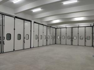 China Customized Grey Folding Doors No Motor With Cast Iron Hinges factory
