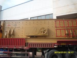 China Tri Shaft Vibrating Screen Machine 600tph Vibrating Sand Sieving Machine factory