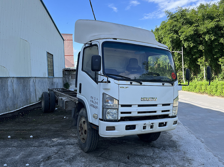 Mid Range Isuzu Used Trucks 4X2 Drive Diesel Second Hand Commercial Truck