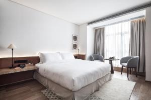 China Popular Modern Hotel Bedroom Furniture Apartment Bedroom Sets Luxury Design factory
