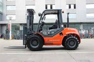 China Mechanical Rough Terrain Forklift 2.5 Ton 4 Wheel Drive Up To 48 Inches factory