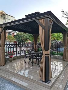China Customized Outdoor Hardtop Gazebo For Wind And Rain Protection factory