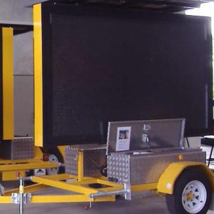 China Portable P10 RGB SMD VMS Trailer Signs Mobile Led Screen Trailer factory