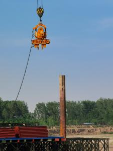 China Pile Driver Attachment 90kw 120kw 150kw Electric Sheet Pile Vibro Hammer factory