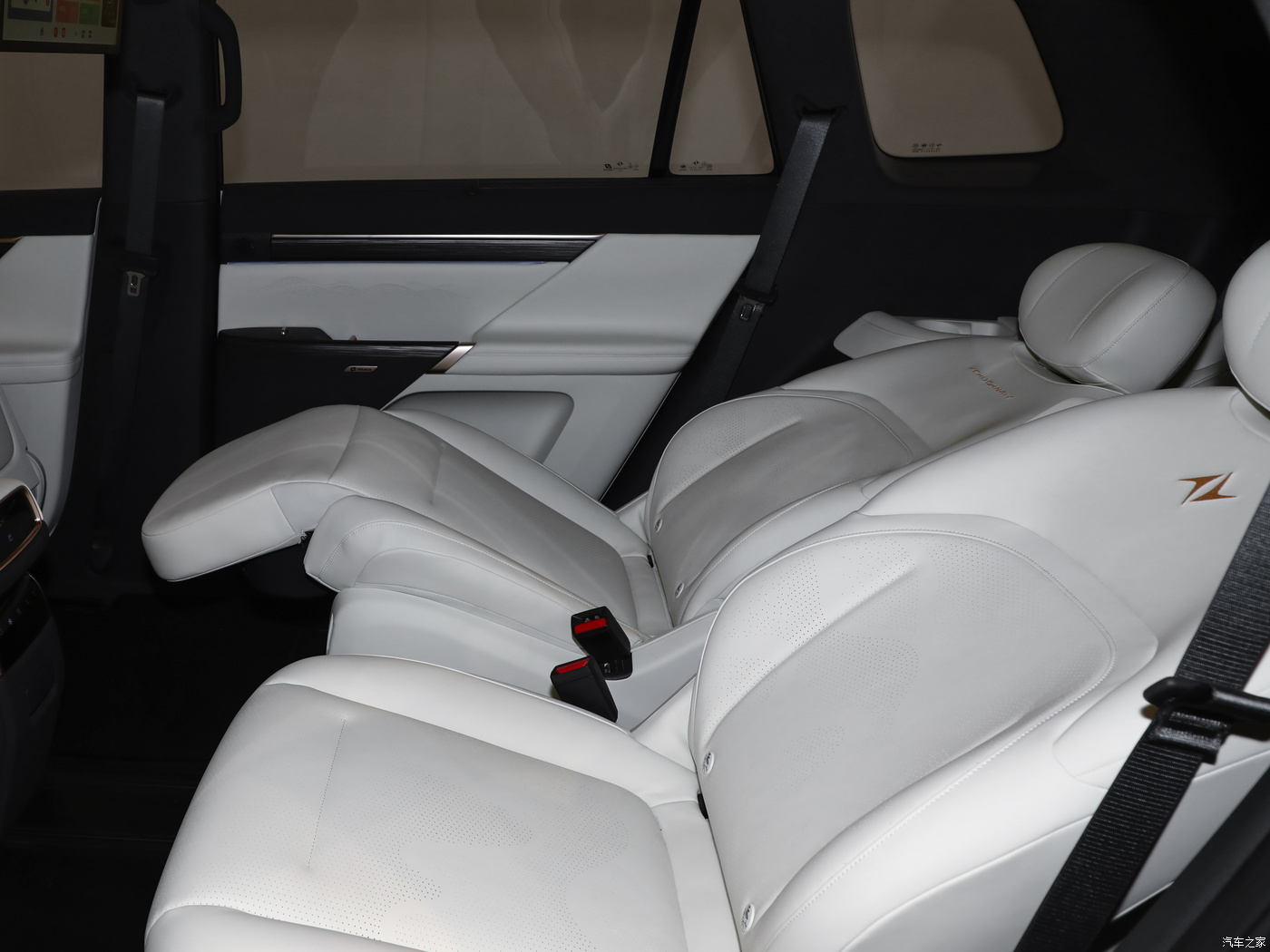 Pure Electric Car Dongfeng Yipai E008 Electric SUV Auto AWD Max Version R21 Tire Size 7seats