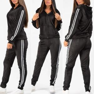China Custom Women Sport Clothing Fashion Hooded Training Track Sweat Suit Jogging Suits Wholesale Velvet Tracksuits factory