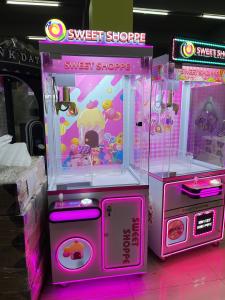 China Sweet Candy Claw Crane Coin Operated Arcade Game Machine factory