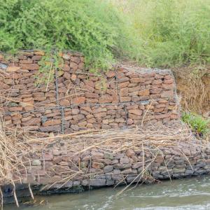 China Woven Gabion Mattress Curved Riverbank Stabilization High Tensile Wire Flood Resilience factory