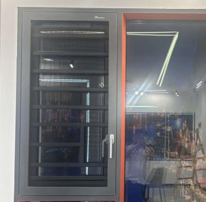 China Customizable Swing Open Window Easy Installation With Insulation Profiles factory