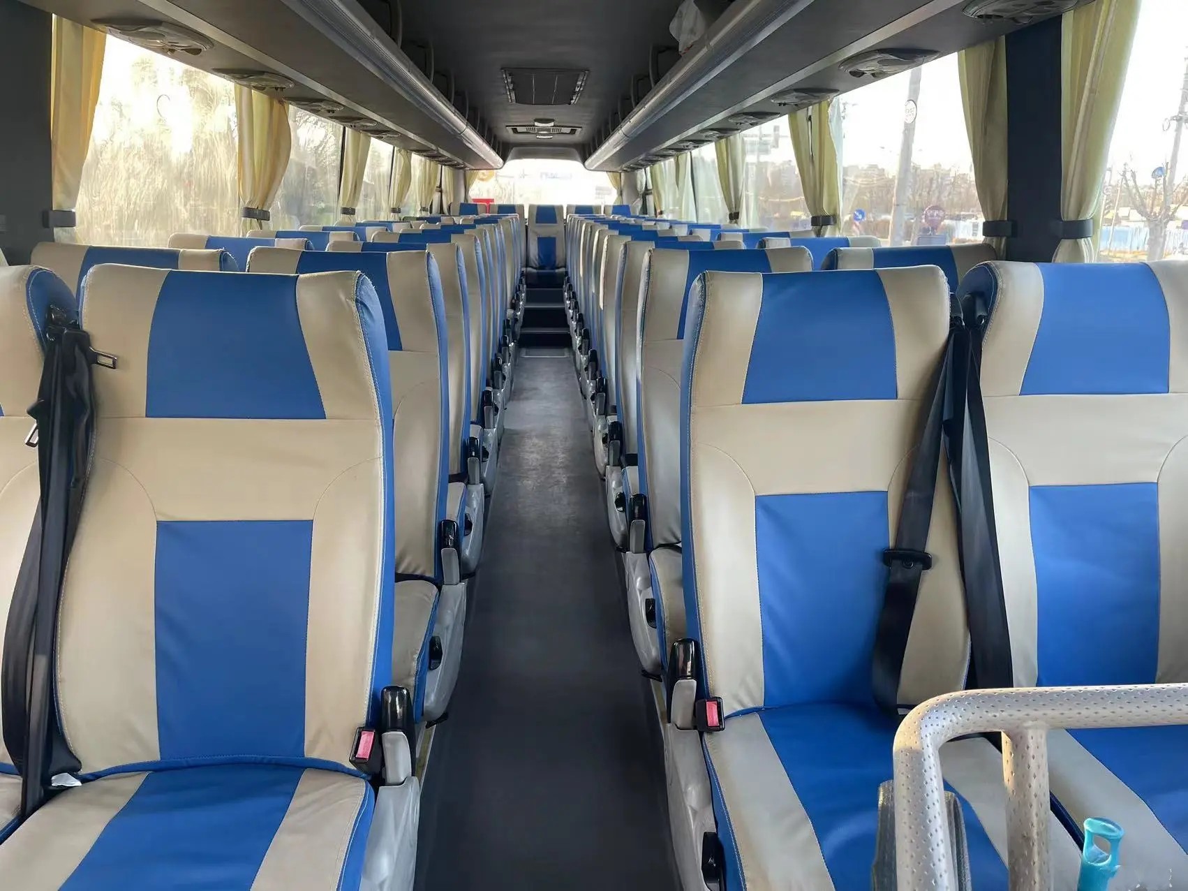 Used Passenger Bus EURO IV 53 Seats Air Conditioner 330hp Engine 12 Meters White Color 2nd Hand KLQ6129