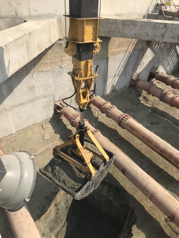 High Performance 0.6m3 Silver Clamshell Telescopic Arm 4.6t For ≥23ton Excavator