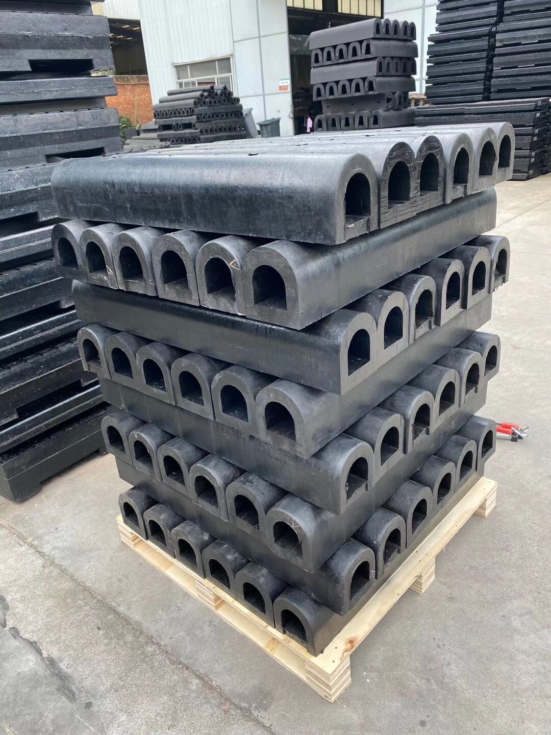 ISO/TS 16949 Certified Heavy-Duty EPDM Rubber Dock Bumper for Marinas and Boat Docks