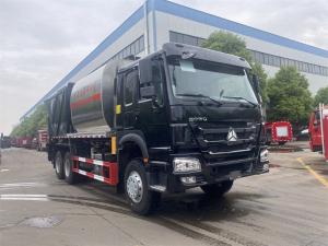 China 25000kg Sinotruck Howo Synchronous Chip Sealer Truck For Asphalt And Gravel Chips Spray factory