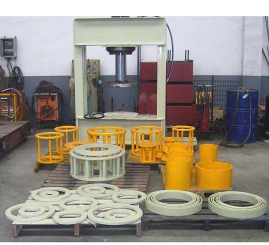China Hydraulic Forklift White Color Solid Tire Press Machine 80 - 200 Ton Customized Size factory