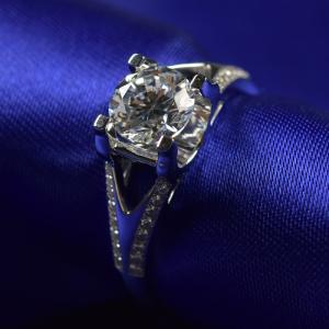 China Brilliance Cut Moissanite Diamond Engagement Rings 1ct 6.5mm With 18K White Gold Material factory
