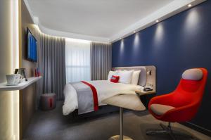 China Kelantan budget hotel furniture made by China manufactuer used Laminated headboard bed with Upholstered sofa chairs factory