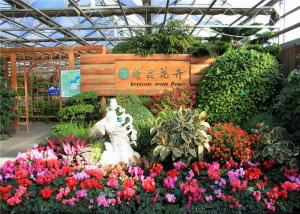 China Galvanized Frame Finishing Garden Glass Greenhouse 6mm Polycarbonate Covering factory