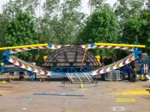 China Compact Design Trailer Mounted Rides With UFO Turntable And Sliding Track factory