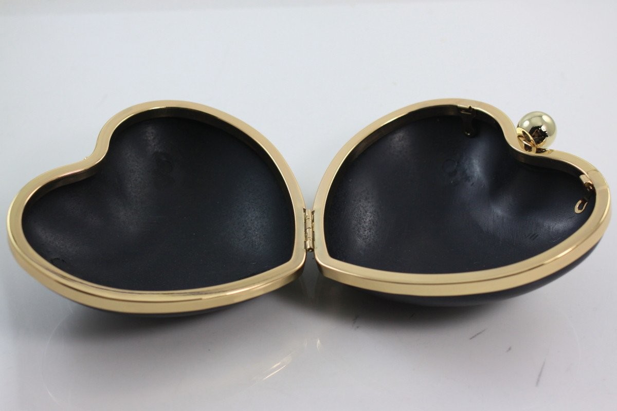 Single Ball Closure Heart Shape Plastic Wallet Frame