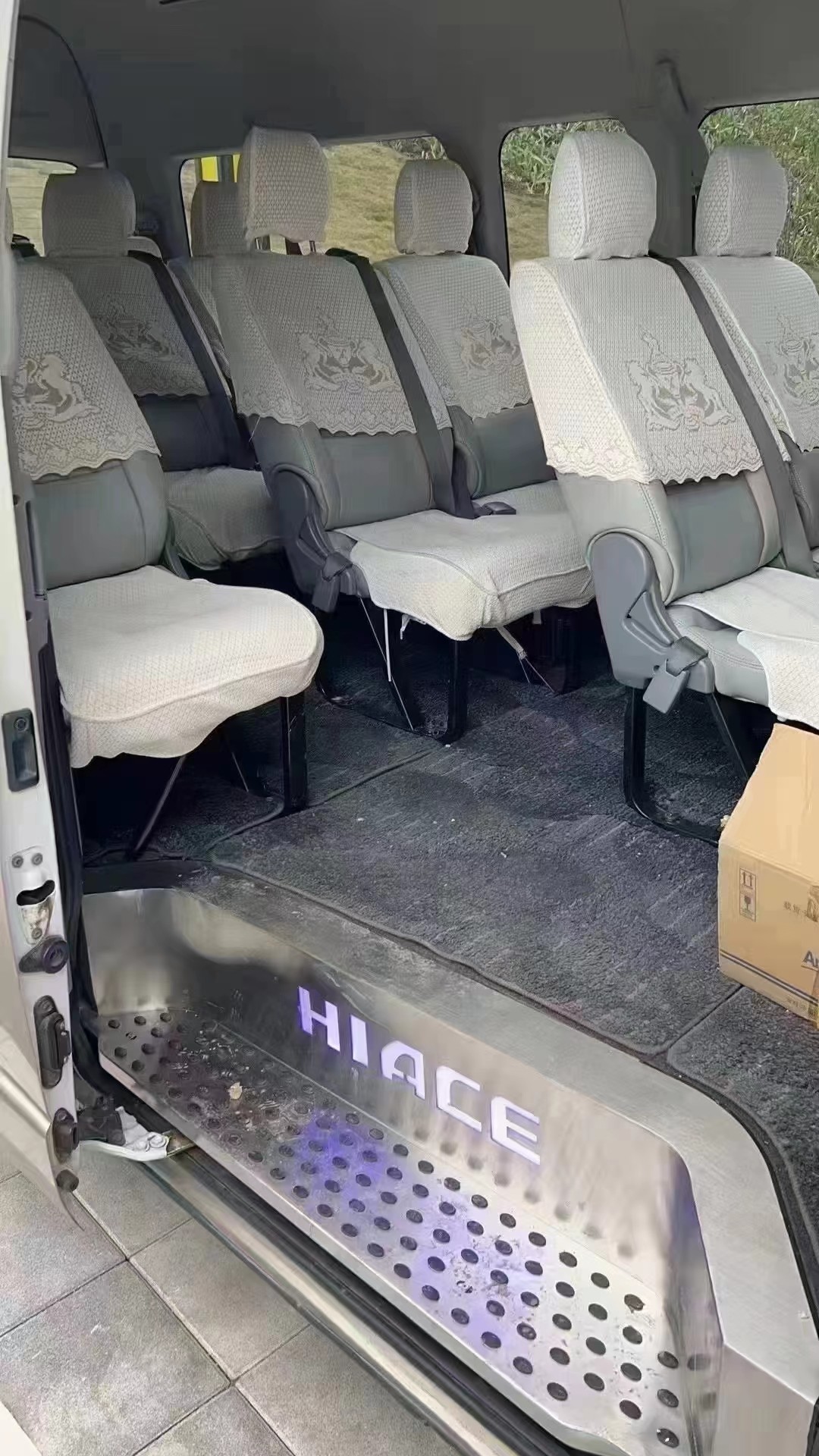 2018 Year 13 Seats Used Mini Bus With Front Engine Toyota Hiace Bus With High Roof