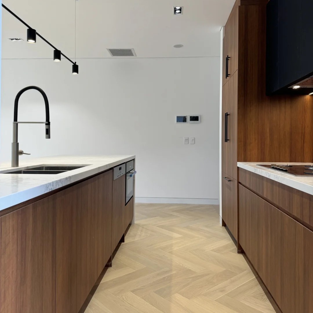 Luxury Home Kitchen Furniture Modern Designs Sintered Stone Countertop Solid Wood Kitchen Cabinet with Island for Builder
