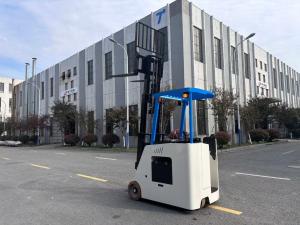 China Side Standard Electric Counterbalance Forklift Rated Load 2000 KG Height Increase 2845 mm factory