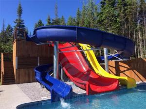 China Hotel Swimming Pool Water Slide Fiberglass Aqua Park Equipment 4.5m Height factory