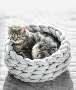 China Cosy Crocheted Chunky Knit Cat Bed Nonslip Washable 35cm 40cm 45cm Donut Cat Bed on sale