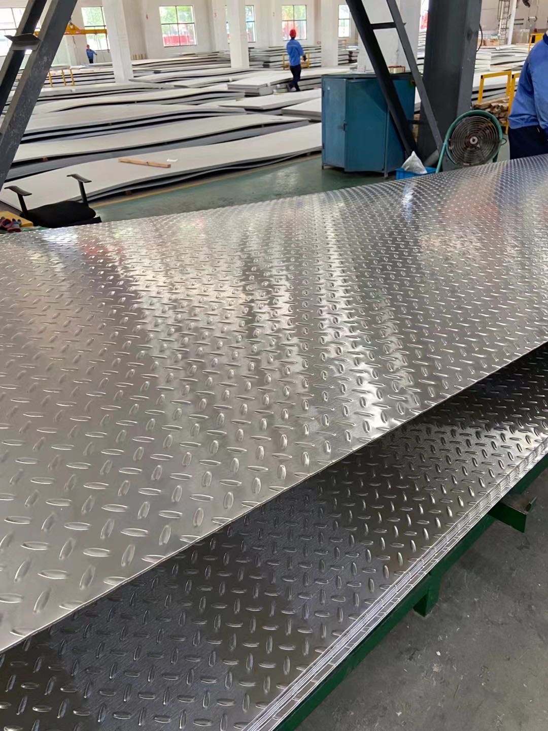 Hot Rolled Embossed Stainless Steel Floor Checker Plate 5mm Thickness