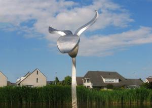 China Large Modern Metal Flower Sculpture , Garden Art And Sculpture Custom Color factory