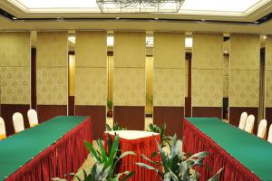 China Modern Office Furniture Fabric Soft Cover Movable Partition Walls For Conference Room factory