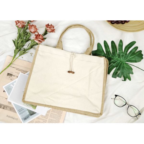 China Cotton Canvas Jute Packaging Bags , Jute Hand Bag With Wodden Button factory