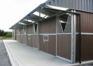 China Simple Miniature Horse Box Stall , Prefab Horse Stalls With Bucket Feeders factory