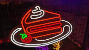 China AC240V Acrylic Custom Neon Signs 8×12mm Cuttable Triangle Cake Square Backboard factory