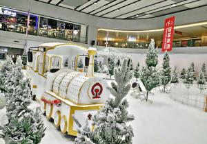 China Supermarket Electric Trackless Train / Kids Party Train Ice And Snow World Style factory