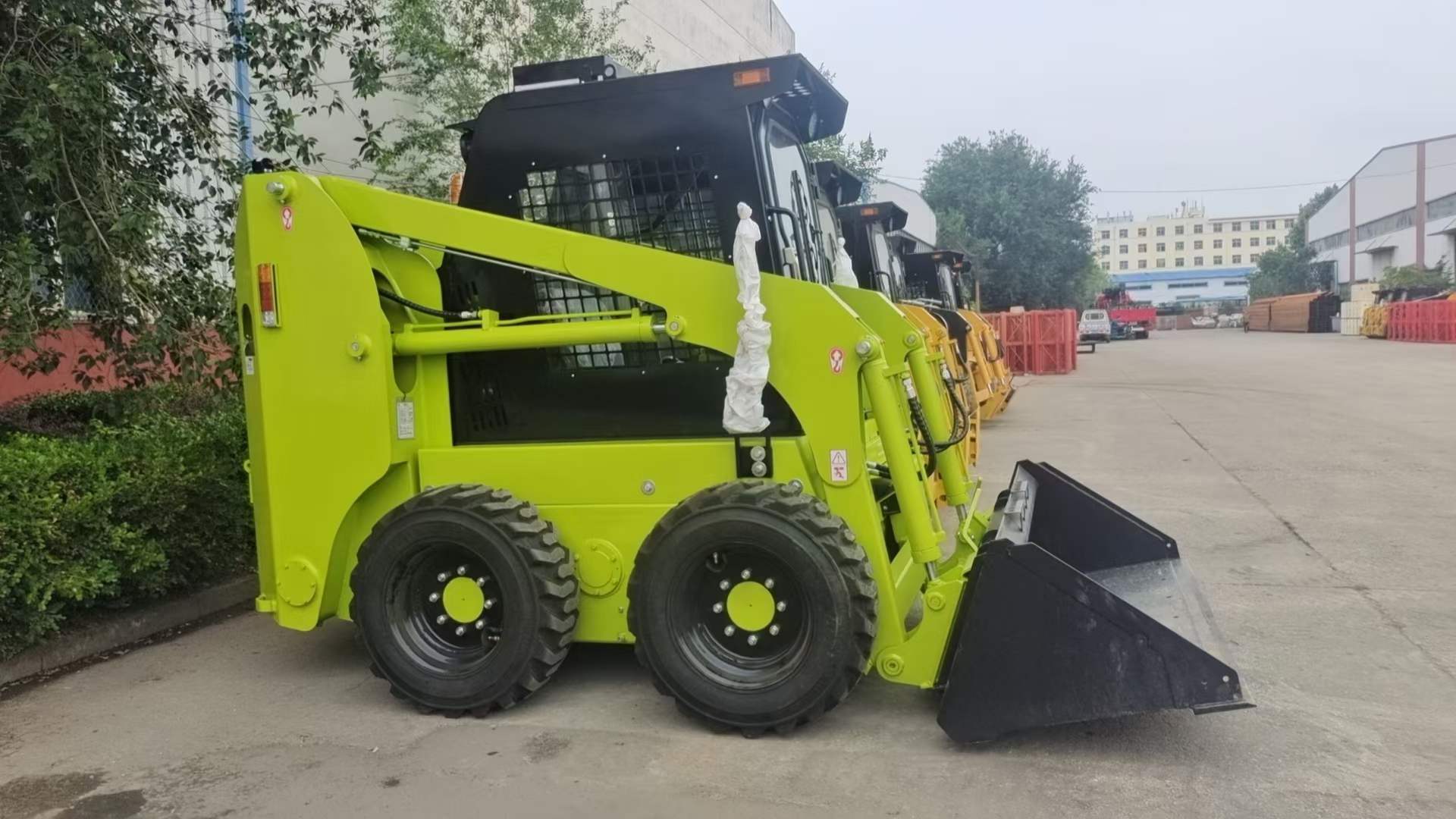 2800kg Capacity Mini Skid Steer Loader with Hydraulic Control System and Versatility