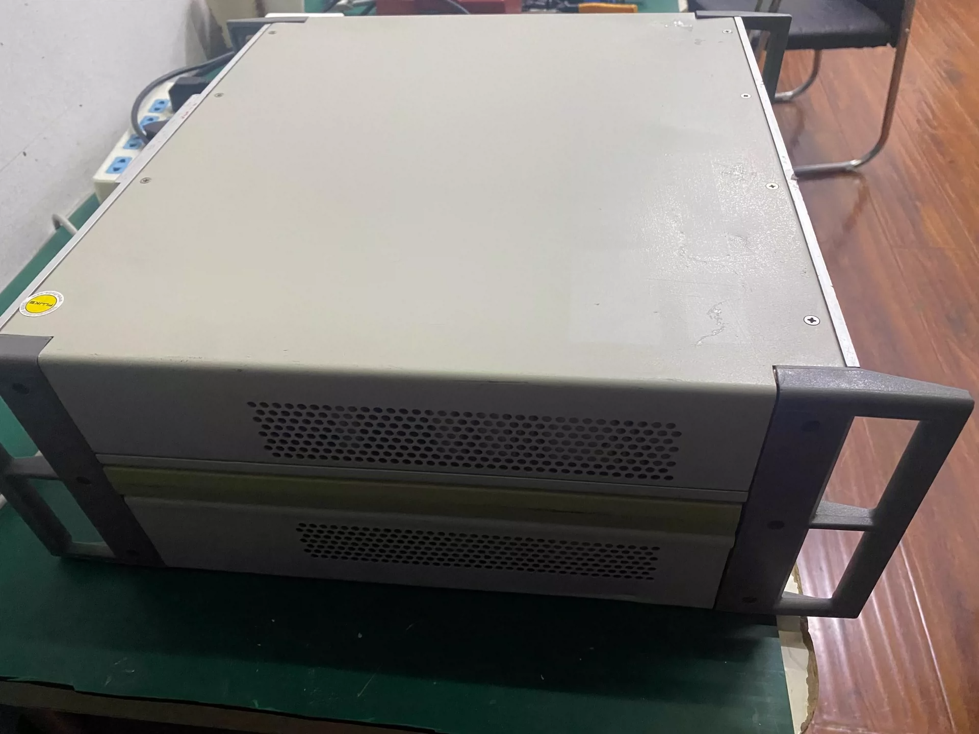 50 Ppm DC Accuracy Multi Function Calibrator Fluke 5500A With 5500A/LEADS ±1020 V / 11 A