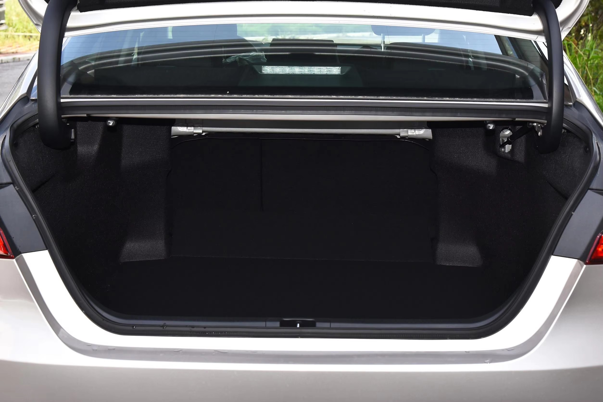 2025 2.0L 4-doors 5-seats Luxury Toyota Gasoline Sedan Autos Used Toyota Camry 2023 2024 Hybrid Car of Max Speed 160km/h
