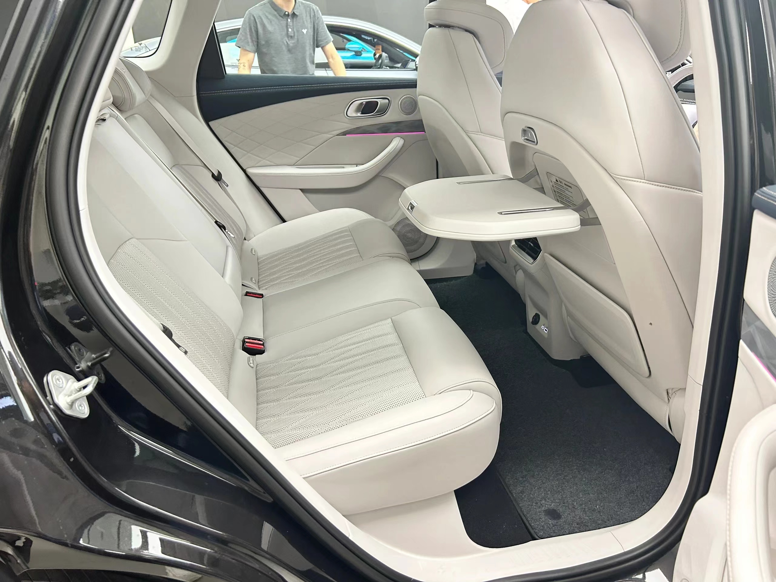 2024 Neta L High Speed Hybrid SUV Extended Range Electric Car 1300km Energy Type Red Cloth Luxury Energy Vehicles EV Car