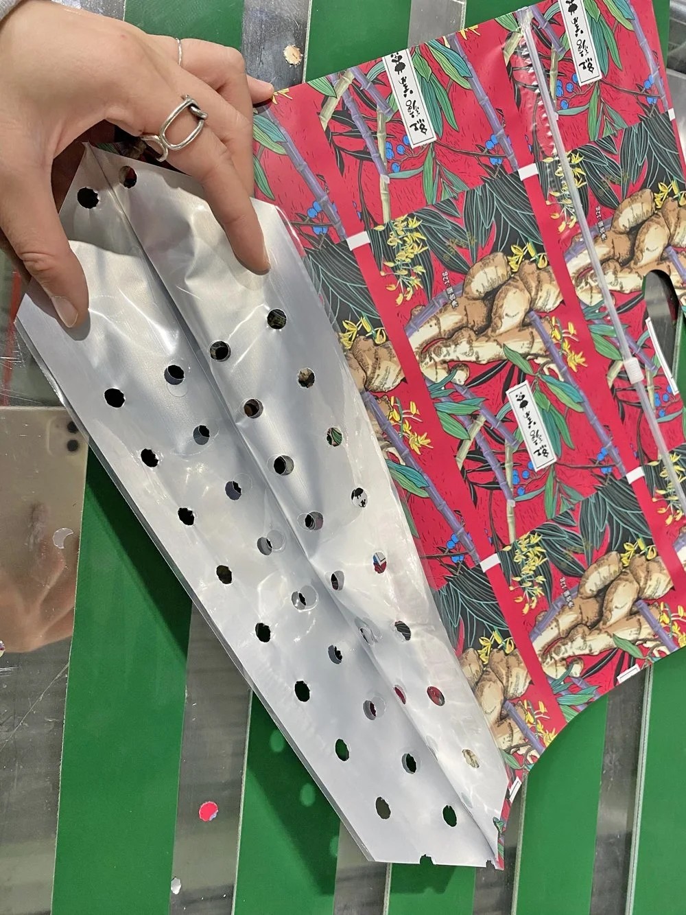 Customized Slide Zipper Self Stand up Grapes Pouch Making Machine