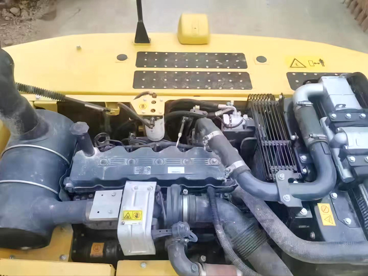 125 KW Original Hydraulic Valve Komatsu PC240-8 Crawler Excavator Japan 24 Ton in Shanghai