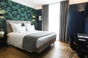 China Congo hotel room furniture from China by Leather bed with wood side table and TV table cabinet factory