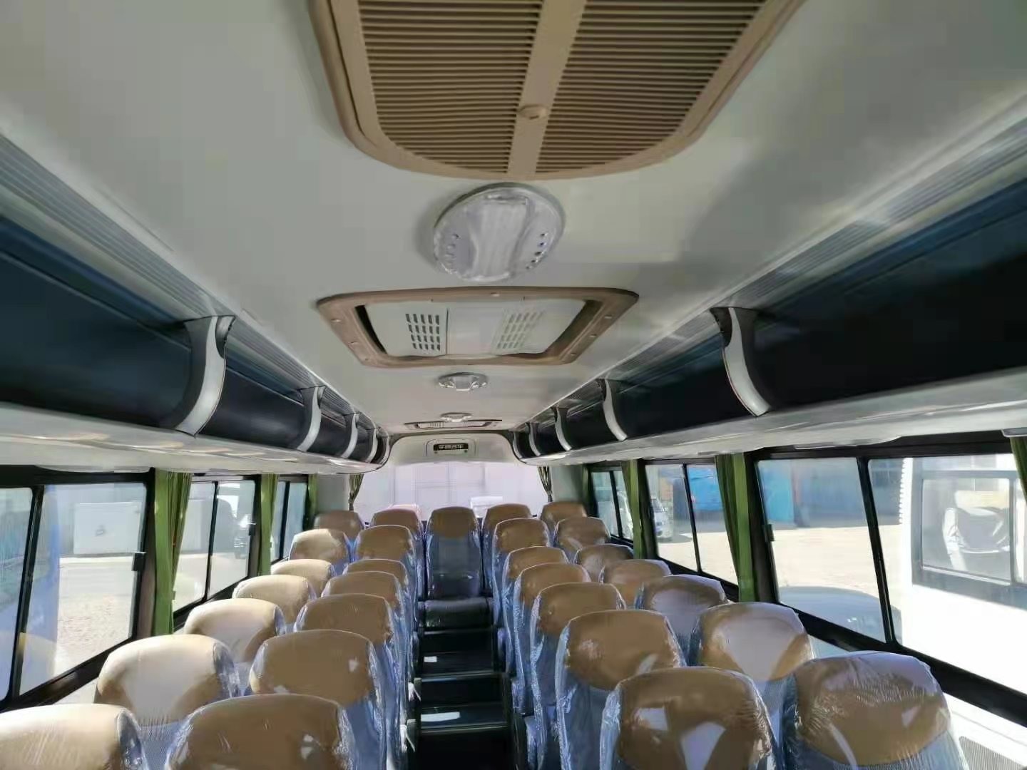 Yutong ZK6117 55 Seats New Bus Steel Chassis Rear Diesel Engine Bus Euro III