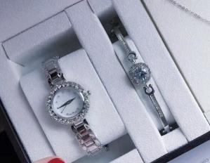 China Elegant and Generous Quartz OEM watch Wrist Watch with a big diamon of bracelet Ladies' fashion watch factory