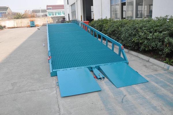 China Manual /Electrical Mobile Dock Ramp 1.8 Meters Working Height 8000Kg Loading Capacity for Work Shop factory