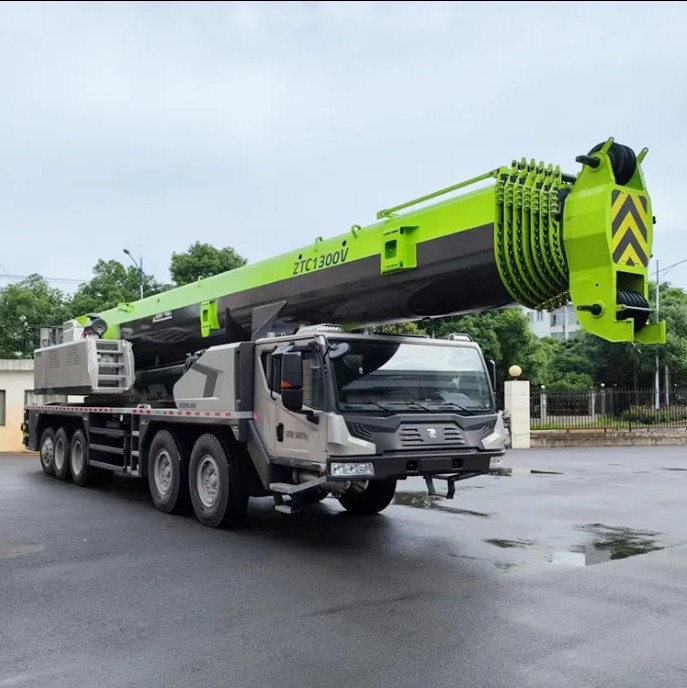 Medium Truck Crane ZTC1300VS863 130TON Non-All-Terrain Truck Crane