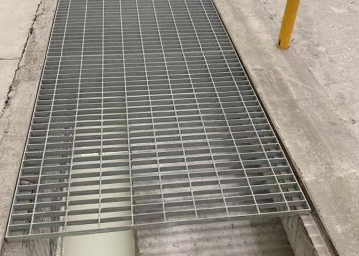 Outdoor Metal Drain Cover Galvanized Steel Grating 130mm Bar Pitch