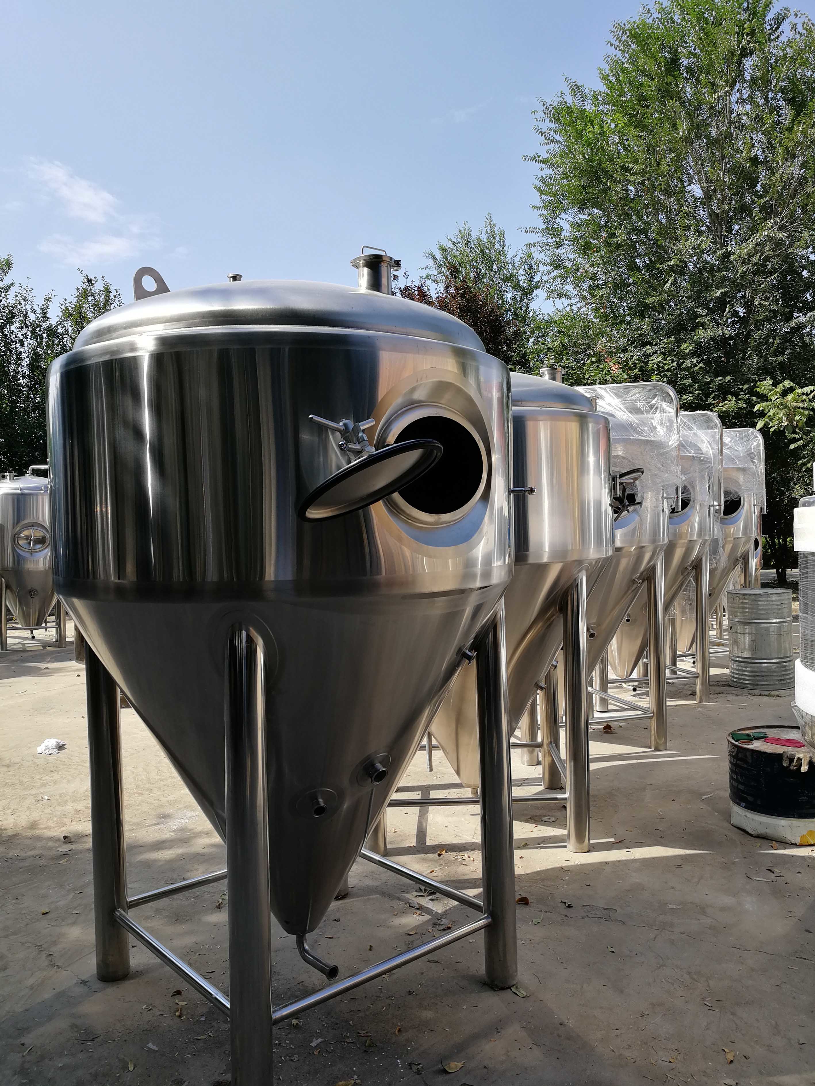 2.9 Meter Height beer Fermentation Tanks , 304 SUS 2000L Conical Beer Fermenter