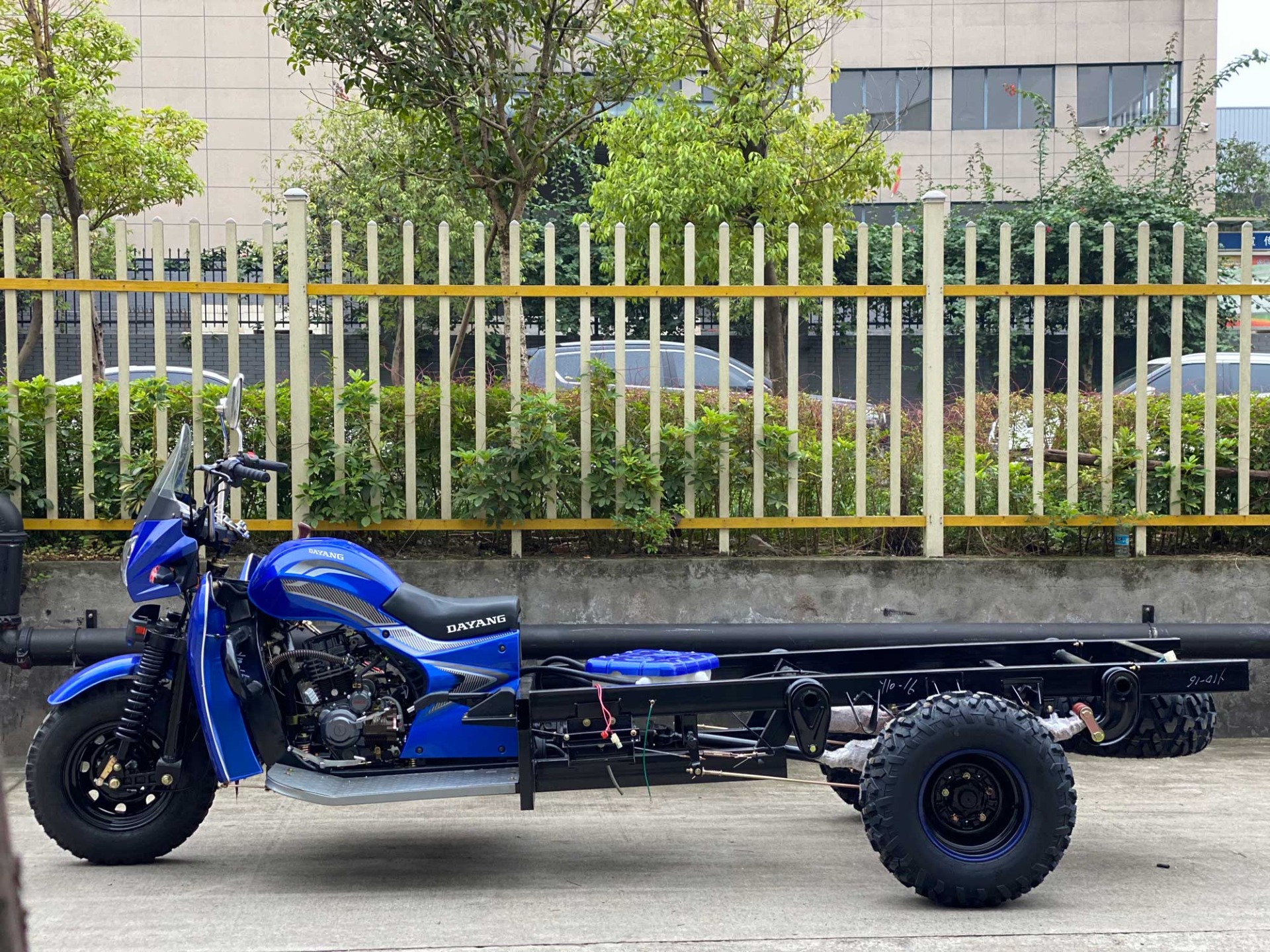 DAYANG 300CC Water Cooling Chassis 50*100 Fuel Oil Sand tire Tricycle for Freight