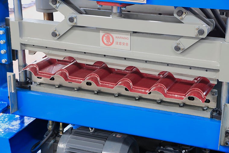 Metal Glazed Roof Tile Roll Forming Machine With High Production Speed